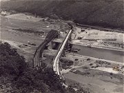 V roce 1935 byla u Skochovic vedle ocelového železničního mostu přes Vltavu postaveno mostní provovizorium. Důvodem stavby byla nutnost zvednout ocelový most, kvůli zvýšení hladiny Vltavy po dostavbě vranské přehrady. Vzácný snímek z archivu pana Čadila zachycuje oba mosty, přičemž na provizorium právě vjíždní vlak od Vraného.