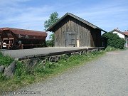 Snímek z jara roku 2003 zachycuje kamennou rampu a budovu dřevěného skladiště na nádraží v Malé Hraštici.