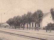 Výřez staré pohlednice s nádražím