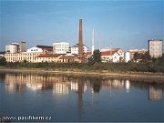 Modansk cukrovar fotografovan z levho bevu eky Vltavy. Snmek ze dne 1. jna 2002.