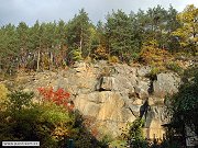 Snímek z 21. října 2007 zachycuje údolí Konopišťského potoka u Poříčí nad Sázavou. Ve zdejší krajině lze nalézt mnoho pozůstatků starého obecního kamenolomu. Z něj se vytěžený kámen převážel pomocí úzkorozchodné dráhy (s koňským pohonem) na poříčské nákladiště. Na něm se překládal na normální železnici z Čerčan do Týnce.