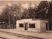 Železniční zastávka v dnešní Prosečnici (původně Požáry) byla otevřena současně se zdejším úsekem železniční tratě. Jednalo se dokonce o zastávku s nákladištěm, která krátký okamžik funguvovala téměř jako malé nádraží. Zastávka však pro osobní dopravu nebyla příliš důležitá. Na významu získala až po dokončení zdejšího sanatoria, které bylo slavnostně otevřeno 14. května 1922. Následně se začala řešit i výstavba čekárny pro cestující na zastávce. K její výstavbě došlo v roce 1931.