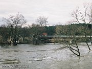 Rozvodnn eka u silninho mostu