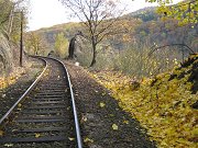 Barevn podzimn atmosfra na eleznin trati u zastvky Petrov u Prahy. Snmek zachycuje tra dne 22. jna 2010.