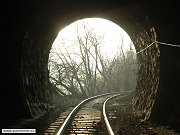 Luck� port�l tunelu s n�zvem J�lovsk� II, je� je t� n�kdy neofici�ln� naz�v�n jako luck� tunel. V okol� tunelu je �asto mo�n� pozorovat zv��, kter� zde p�ech�z� tra� a chod� p�t k �ece S�zav�. Sn�mek z 30. prosince 2007.
