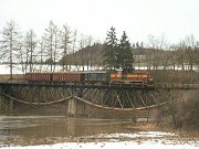 Mn vlak přejíždí rozvodněnou řeku