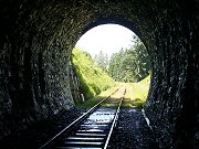 Vlastějovický tunel se nachází mezi dvojicí ocelových mostů přes řeku Sázavu. Jak je ze snímku patrné, v tunelu jsou problémy s prosakující vodou. Tou trpí hlavně zručský portál tunelu (na snímku), jelikož zbylá část tunelu prošla opravou, která pronikání vody zamezila.