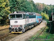 Kv�li nedostatku lokomotiv p�i v�luce v �seku z M�chenic do �isovic byly do depa Praha-Vr�ovice zap�j�eny t�i lokomotivy �ady 750. Stroj 750.252 �ek� v �elezni�n� stanici J�lov� u Prahy na vypraven� sv�ho osobn�ho vlaku do Prahy. Sn�mek ze dne 2.&nbsp;��jna 2003.