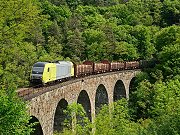 Sn�mek z �ter� 15. kv�tna 2011 zachycuje mimo��dn� n�kladn� vlak 1. nsl 85982 s lokomotivou ER20-010 na kamenn�m viaduktu �ampach. 