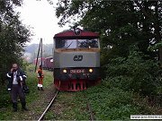 Vykolejená lokomotiva 751.031 po přejetí výkolejky na vlečce kovohutí Mníšek. Snímek z 19. září 2006.