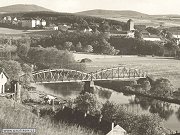 Tneck ocelov most zachycen na vezu z pohlednice z roku 1938. V pozad snmku je patrn tneck hrad a star kola.