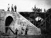 Uniktn snmek z roku 1895 zachycuje budovn eleznice v Chrstu nad Szavou. Konkrtn fotografie ukazuje postup budovn kamennho mostu a nspu. 