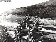 Roku 1935 byl z dvodu plnovanho zven hladiny eky Vltavy po dostavb vransk pehrady o 2,75 metr (dokonena roku 1936) zvednut ocelov eleznin most mezi odbokou Skochovice a stanic Mchenice. Aby nedolo k peruen eleznin dopravy na Dob byl vedle stvajcho mostu vybudovno mostn provizorium, po nm byla doprava zajiovna.