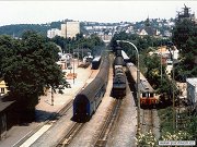 Fotografie z kvtna 1985 zachycuje eleznin stanici Praha-Brank fotografovanou z Branickho mostu. Snmek zachycuje pomrn hust provoz ve stanici. Na koleji . 3 stoj motorov lokomotiva ady 751 (T478.1) se tveic patrovch voz. Vedle (kolej . 1) stoj stejn lokomotivn ada s nkladnm vlakem smrem na Vran nad Vltavou. pln napravo (kolej . 2) pak stoj osobn vlak sestaven z dvojice motorovch voz ady 830 (M262.0) a ppojnch voz Bix (Balm).