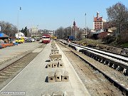 Snmek z 31. bezna 2008 zahycuje prce pi vluce, je probhla v druh polovin bezna a zatkem dubna. Prce pi vluce se soustedily hlavn na obnovu eleznin stanice Praha-Brank a pilehl sek traov koleje smrem ke stanici Praha-Kr. Pmo v branick stanici se realizovala rekonstrukce sti kolejit stanice, opravil se pejezd na krskm zhlav stanice (km 8,540) a bylo zbudovno vyven nstupit mezi kolejemi . 1 a 3.