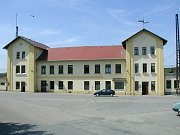Přednádražní prostor a nádr. budova