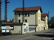 Výpravní budova ze strany od silnice