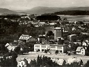 Obec erany na pohlednici z roku 1966. Uprosted snmku je zachycen senohrabsk strana eransk eleznin stanice. Vidt je stavdlo . 1 u senohrabskho zhlav a mechanick odjezdov nvstidla u kolej. Zrove je patrn st lokomotivnho depa s vodrnou. Vedle rotundy depa stoj motorov vz ady 830, kter patil k astm nvtvnkm obou loklek.