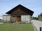 eln pohled na budovu devnho skladit ze strany od Beneova. Tato budova patila dlouhou dobu ke koloritu stanice. V souvislosti s ppravami na rekonstrukci stanice v rmci stavby IV. tranzitnho koridoru vak tato stavba musela bt zbourna. K tomu dolo v prosinci 2006, piem zrove byla zboena i kamenn rampa u skladit. Na mst skladit pak vyrostla nov skladitn budova, v ni jsou umstny i vybran provozy stanice.