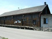 Skladiště ze strany od silnice