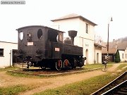 Parn lokomotiva 310.037, kter byla adu let umstna v davelsk stanici jako pomnk. Snmek z dubna 1999.