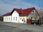 Snmek z 23. bezna 2007 zachycuje ndran budovu ve stanici Mal Hratice. Proti starm fotografim je vidt, e budova dostala novou stechi a byla sten zateplena.