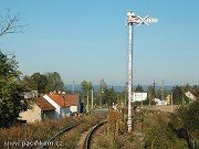 Zneplatnn vjezdov nvstidlo do Mal Hratice ze smru od Mnku pod Brdy. Snmek z 21. z 2007.