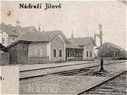 Vez ze star pohlednice z roku 1920 zachycuje jlovsk ndra od krhanickho zhlav. Na snmku zaujme vpravn budova, devn zchody a devn skladit v pozad. Obzvlt zajmav je vodn jeb s odpopelovac jmou umsten v prvn koleji. Dv bn vc, nutn pro bezproblmov provoz parnch lokomotiv. V jlovsk stanici byly vodn jeby vetn odpopelovacch jam dva, vdy po jednom na obou zhlavch. Obdobn na tom byla vtina stanic loklky.