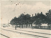 Výřez z pohlednice z roku 1901 zachycuje část starého krčského nádraží při pohledu od branické strany stanice. Jelikož nákladní provoz na trati byl zahájen již 1881, bylo tehdy nádraží v provozu již celých 20 let. Dominantou snímku je výpravní budova vzoru BCB, několik staničních kolejí a sypaná nástupiště mezi kolejemi. V pozadí je pak patrný nákladní vůz, který stojí na manipulační koleji u skladiště.