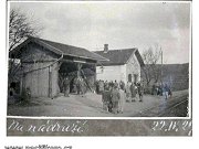 Vzcn snmek z roku 1927 zachycuje pvodn devnou ekrnu pro cestujc, kter byla pkladem poctiv tesask prce. Za n je vidt drn domek, kter slouil jako vdejna jzdenek a v tm nezmnn podob se zachoval a do souasnosti. Patrn je i kolej, kter dve vedla v tsn blzkosti budov a a s pozdjmi rekonstrukcemi byla posouvna dl od budovy.