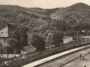 Snmek z roku 1969 zachycuje st kolejit stanice Luka pod Mednkem a vrch Mednk v pozad. Fotografie byla zejm pozena ze stechy bval trafostanice a dokumentuje centrln st stanice, kde adu let dochzelo ke kiovn vlak.