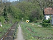 Pesn na tomto mst pvodn stla eleznin zastvka Luka-Mdnk. Samozejm kolej byla posunuta vce doprava, jeliko do tto polohy se dostala a v souvislosti s pestavbou zastvky na vhybnu. V dalch letech se posunulo i msto zastavovn vlak, hlavn po pesunut dopravnch zamstnanc drhy do nov velk budovy, kter zde zbyla po zruen pekladit lanovky. Po mnoho let pak vlaky zastavovaly a kiovaly v oblouku u nov budovy. Paradoxn zmnu pinesla a rekonstrukce zastvky v roce 2015, kdy se zastvka posunula zpt do pvodn polohy, tedy na msto zachycen na fotografii z 1. kvtna 2004.