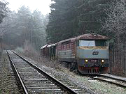 Snímek z 19. prosince 2007 zachycuje motorovou lokomotivu 751.364 s nákladním vlakem z mníšeckých kovohutí. Lokomotiva stojí u výkolejky (HVk1), která leží těsně u výhybky, na níž vlečka v km 18,045 odbočuje z dobříšské trati v úseku Mníšek - Čisovice. Samotná trať je pak patrná vlevo.