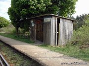 Fotografie z 2. kvtna 2003 zachycuje devnou ekrnu pro cestujc na eleznin zastvce v Peceradech. Jak je patrn, budova ekrny byla pomrn zdevastovan. V obdobnm stavu bylo i zarostl kolejit zastvky a nkladit.