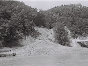 Hromada hlny a sutin, kter zbyla po siln letn boui roku 1969. Voda valc se ze svahu nad zastvkou nejdve zatopila mal propustek pod trat, kter nsledn strhla, vetn obrovsk masy hlny. Zuc ivel si tak pod trat vyhloubil zcela nov koryto. Fotografie zachycuje nnos materilu pr dn po udlosti.