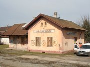 Opuštěná budova zastávky