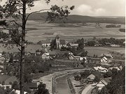 Obec a ndra - napravo v pozad