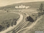 Star pohlednice z roku 1925 zachycuje hlavn budovu prosenick lebny. Okolo jejho rozshlho arelu, kter tvoily lesy, parky, zahrady a sady prv projd parn osobn vlak z Prahy do eran.