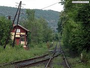 Snmek z 5. ervna 2004 zachycuje budovu a kolejit skochovick odboky. Pm kolej vede z Davle do Vranho a dle smrem na Prahu. Kolej pipojujc se z leva nle dobsk trati. V pozad fotografie je mon spatit vjezdov nvstidlo na odboku. Dle za obloukem se pak nachz skochovick zastvka.