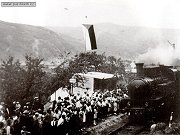 Vzcn snmek z roku 1934 zachytil pjezd prvnho oficilnho vlaku do nov oteven zastvky ve Skochovicch.