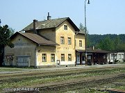 Ndran budova tneck eleznin stanice pat k tm nejoklivjm na cel trati. To lze ostatn ct i o celm pedndranm prostoru. Do stanice se v podstat vdy dostanete jen po blt, co kultue cestovn moc nesvd. Snmek pochz z 8. kvtna 2003.