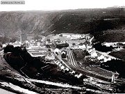 Fotografie z roku 1933 zachycuje obec Vran nad Vltavou a eleznin ndra v jejm centru. V pravm dolnm rohu snmku je mon vidt stavenit vransk pehrady. Ta byla budovna v rozmez let 1930 a 1936 jak prvn dlo z cel Vltavsk kaskdy.