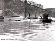 Po velk a tuh zim (mrazy a 30 stup) nastalo v beznu 1940 rychl tn, kter pineslo velkou vodu a ledy siln a 1,5 metru. Ty nsledn zatarasily ece Vltav cestu a zpsobily povode. Byla zatopena cel spodn st Vranho a v nedalekm Jarov bylo odplaveno nebo znieno na 75 chat. Snmek z tto katastrofy zachycuje zatopenou vranskou obec u pvozu.