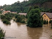 Rozbouen eka Vltava zaplavuje na Zbraslavi domky leic na pravm behu. Snmek byl pozen 13. srpna 2002, tedy jet ped dosaenm maximln vky hladiny. O den pozdji byl stejn domek zatopen vodou a po horn msu oken. Zrove bylo toho dne zatopeno i kolejit zbraslavsk stanice.