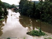 Snmek ze 14. srpna 2002 zachycuje zatopen kolejit eleznin stanice Praha-Zbraslav. Z vlastn stanice je v podstat vidt jen budova devnho skladit. Budova eleznin stanice je schovan za stromy na prav stran snmku.