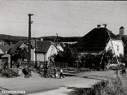 Naprosto uniktn snmek starho tneckho pejezdu. Fotografie je datovna rokem 1958 a zachycuje trojici ze ty zvor, ktermi byl pejezd vybaven. Zrove je pak v lev sti snmku vidt kus kolej se zaredlem a odstavenm osobnm vozem.