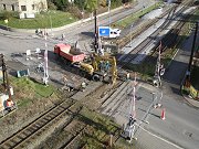 Snmek Martina Korce zachycuje prce na pejezdu dne 12. listopadu 2010, co byl prvn den vluky. Na fotografii jsou patrn ppravn prce na oprav pejezdu. Vluka pejezdu byla zajmav i tm, e ze 13. na 14. listopadu probhala v noci. Tm se vrazn snilo mnostv vlak, kterch se vluka dotkla a tedy i poet  cestujcch, kterm vluka znepjemnila ivot.