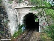 Rekonstruovan vransk portl Libickho tunelu. Jedn se o prostedn z trojice tunel lecch mezi Davl a Skochovicemi, pro n se vil spolen neoficiln nzev davelsk tunely. Snmek z 1. ervna 2007.