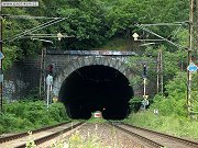 Snmek z 21. ervence 2008 zachycuje vihohradsk portl I. vinohradskho tunelu, kter dnes spojuje stanici Praha hlavn ndra se Smchovem. Tento tunel byl prvn, kter zde byl vystavn a a do roku 1944 slouil i pro tra z Prahy do eskch Budjovic. Teprve do dokonen II. tunelu a pravch kolejit, byl I. tunel vyuit pouze pro smchovskou tra. Budjovick tra pak vyuvala II. tunelu.