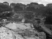 Fotografie z roku 1943 zachycuje vrovickou stranu stavenit dvojice vinohradskch tunel. Pi tto akci se stavla dvojice novch dvojkolejnch tunel (v poad 2. a 3. - ten vak zstal nedokonen) a nsledn se opravoval prvn, tedy nejstar tunel. Ten byl oteven ji roku 1971 v souvislosti se zprovoznnm Drhy csae Frantika Josefa z Prahy do eskch Budjovic.